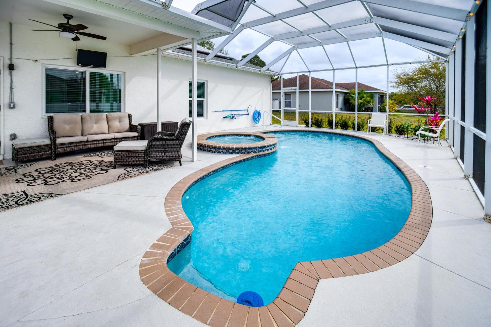 Lehigh Acres Home With Lanai, Heated Pool And Spa! Exterior photo