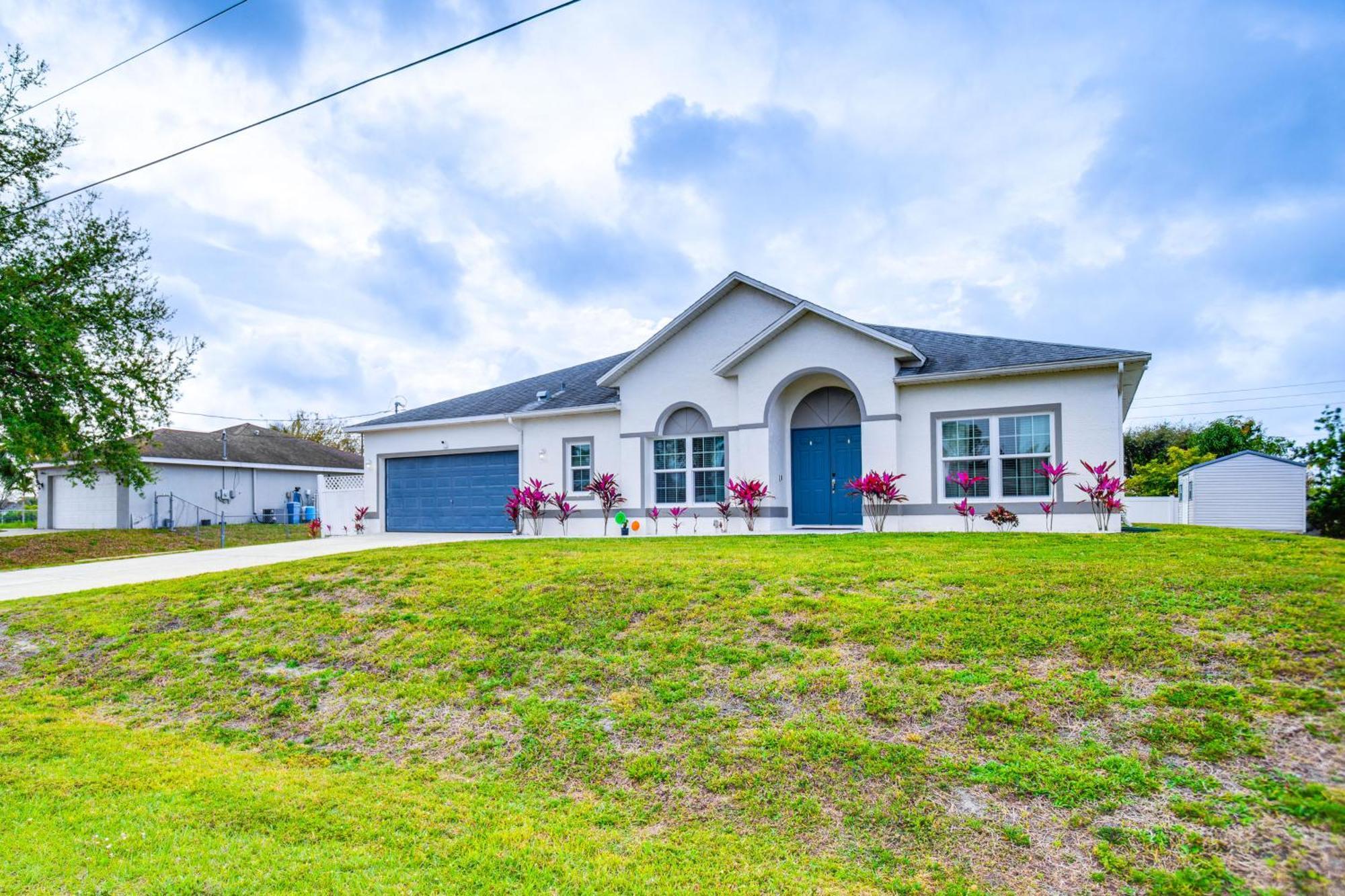 Lehigh Acres Home With Lanai, Heated Pool And Spa! Exterior photo